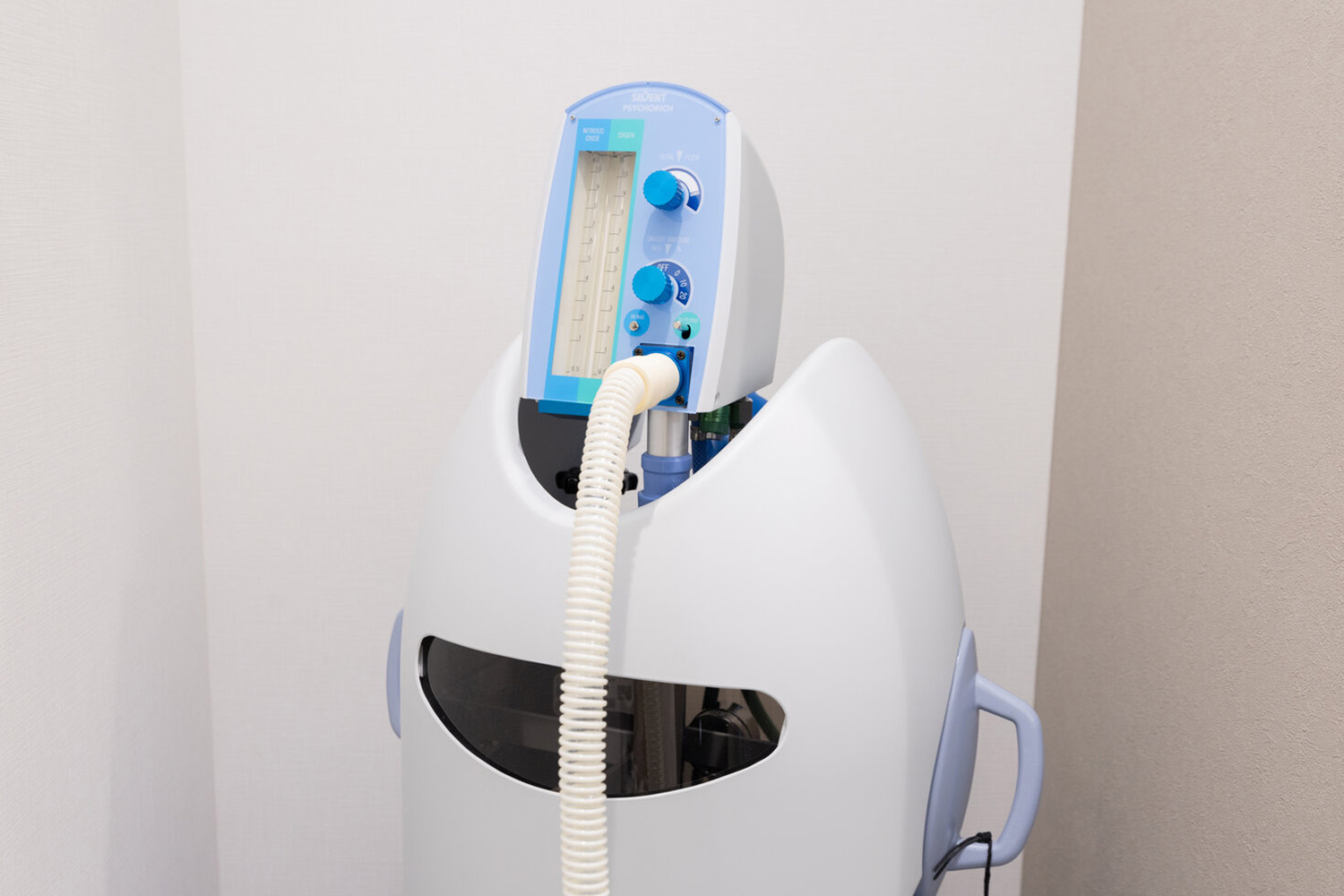 患者が静脈内鎮静法でリラックスして治療を受けている場面