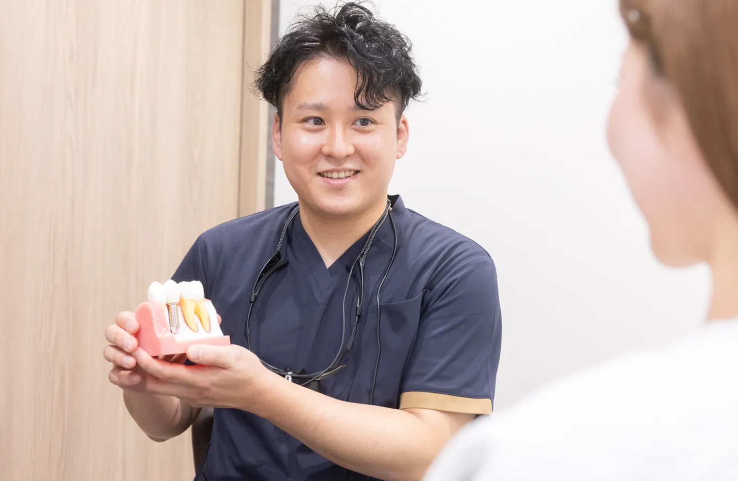 歯科技工士が人工歯を丁寧に製作している場面